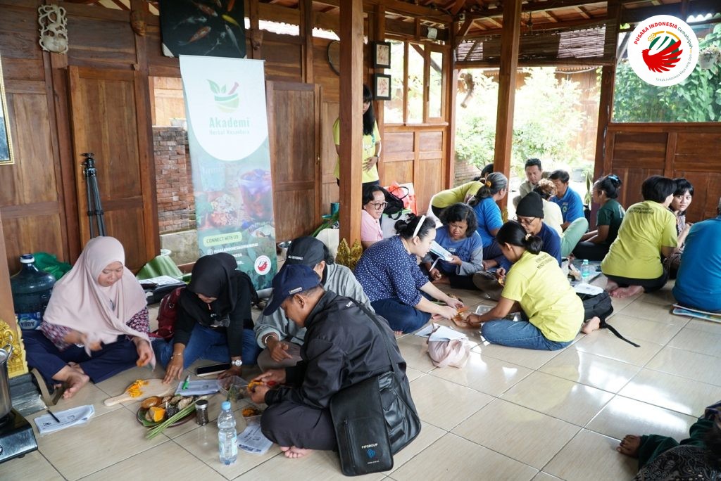 Para peserta workshop sedang praktik meramu jamu
