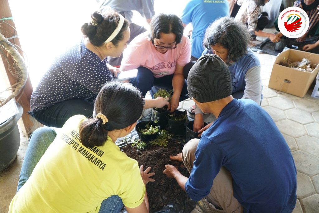 Peserta workshop sedang praktik membuat media tanam