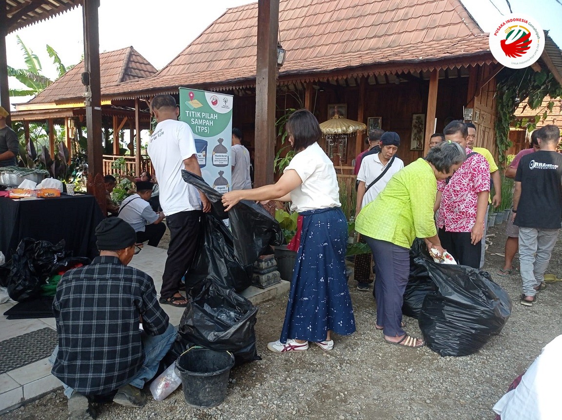 Pilah sampah di kegiatan sarasehan Membumikan Pancasila Membangkitkan Nusantara