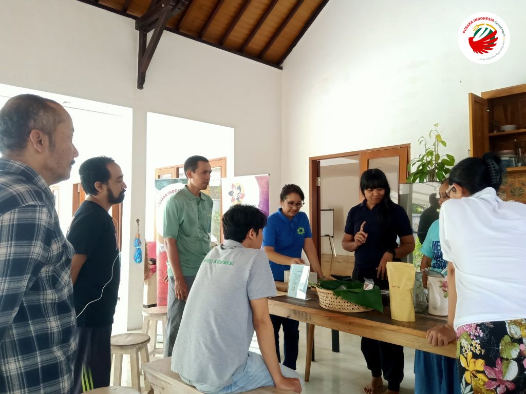 Kegiatan meramu jamu oleh Kader Pusaka Indonesia wilayah Bali dan sekitarnya