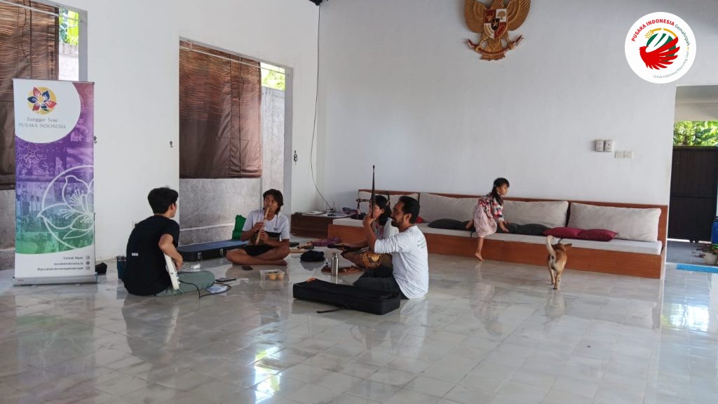 Kader Pusaka Indonesia wilayah Bali sedang berlatih musik etnik