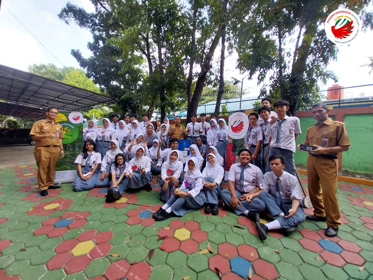 Foto bersama usai kegiatan bertajuk A Step Toward a Greener Future di SMAN 44 Jakarta
