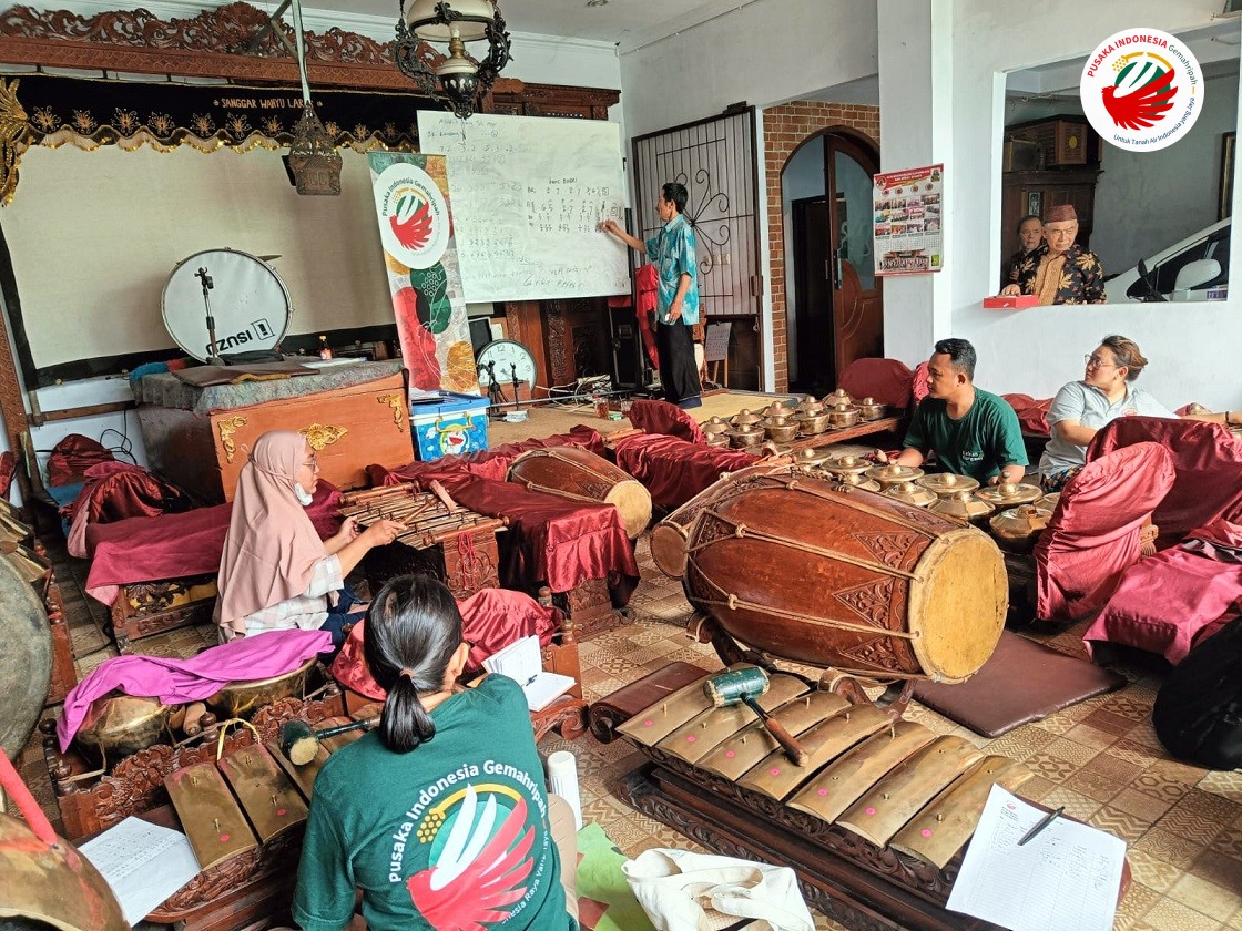 kader Pusaka Indonesia sedang berlatih alat musik gamelan