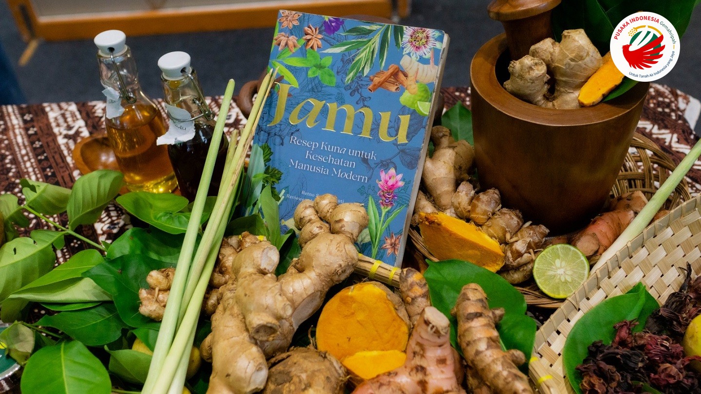 Aneka rempah dan buku Jamu Pusaka Indonesia