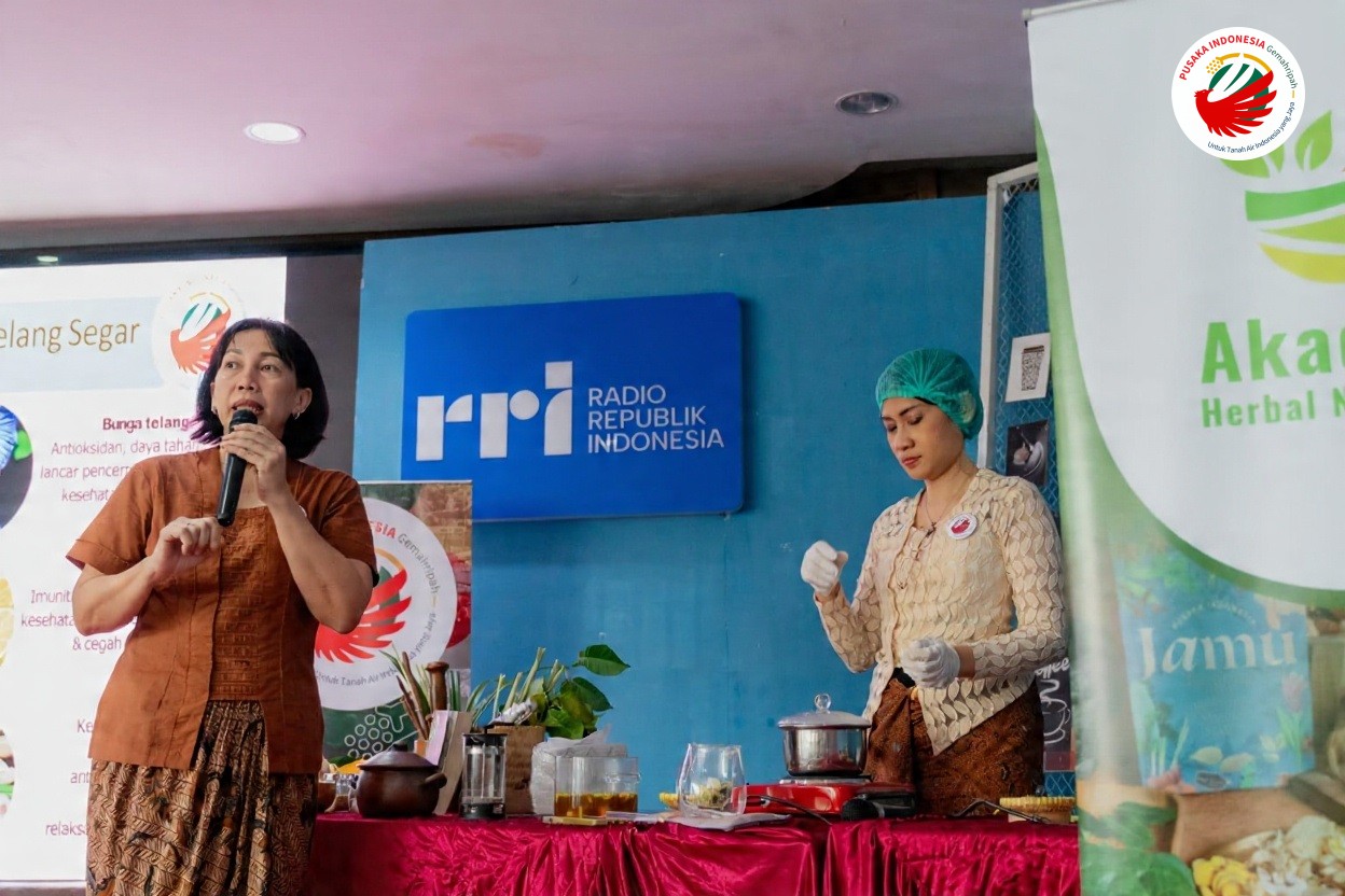 Tim AHN sedang mempresentasikan demo jamu flu batuk