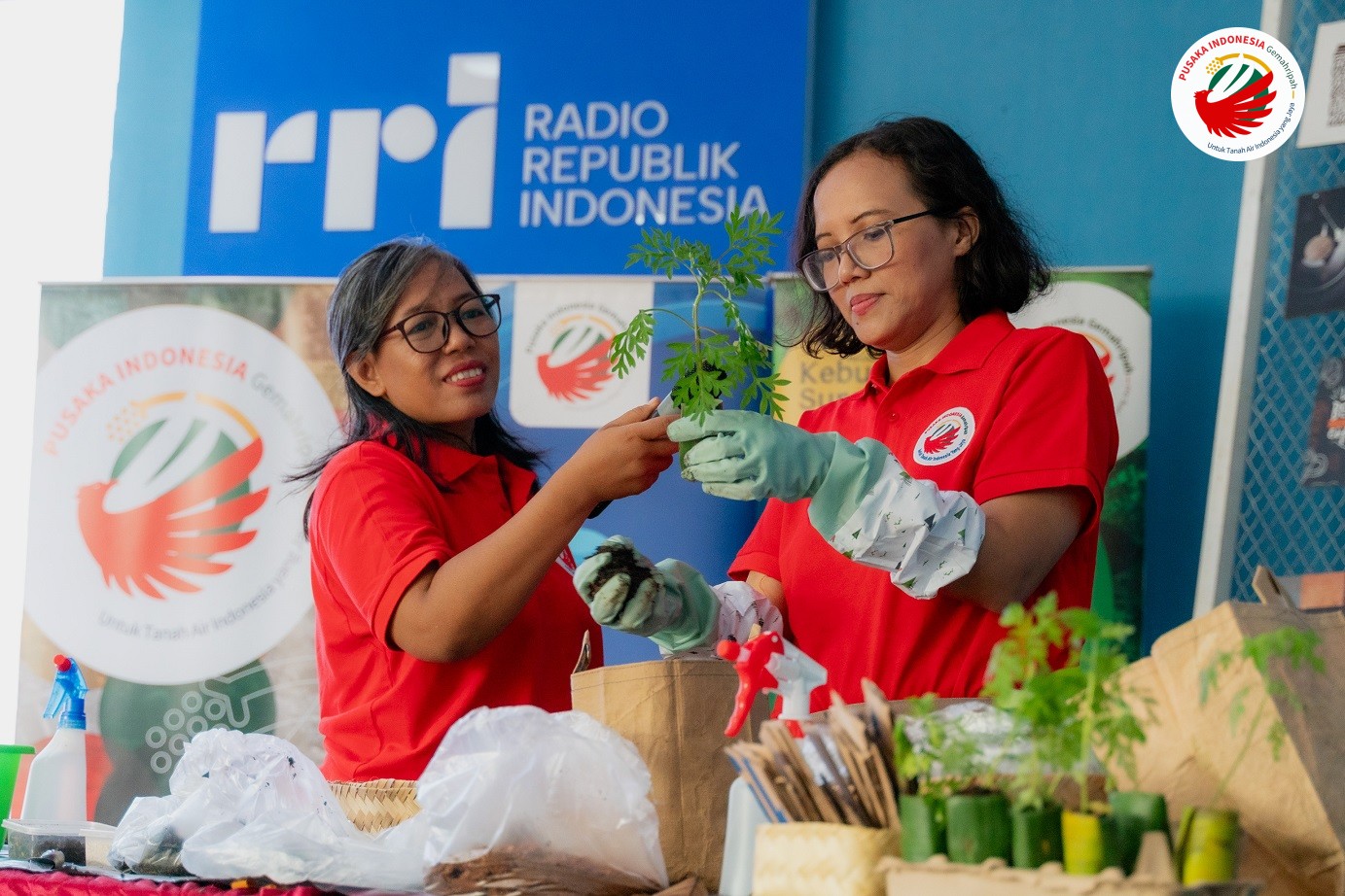 Tim SFA sedang mempresentasikan demo membuat kompos dan media tanam di Gita Fest