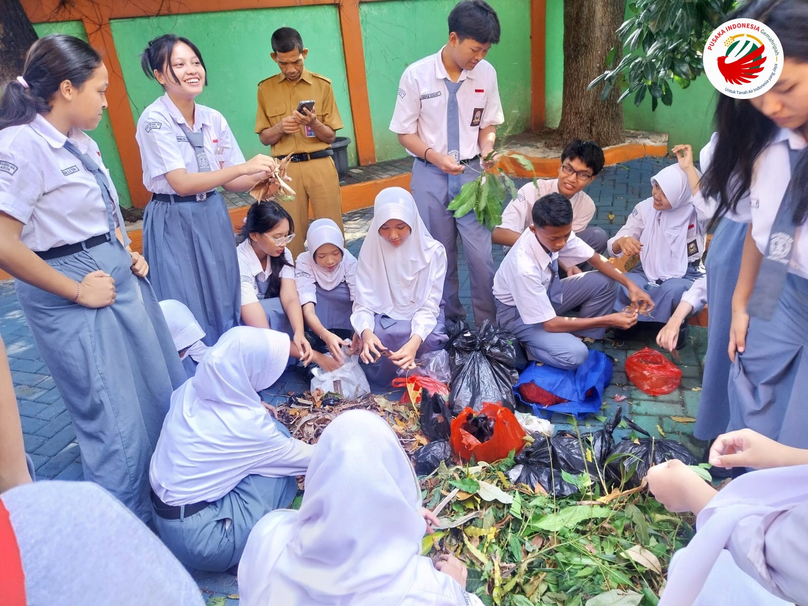 Pelajar SMAN 44 Jakarta belajar memilah sampah bersama Pusaka Indonesia