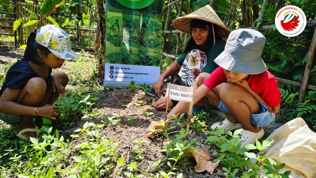 Anak-anak belajar mengenali tanaman di Kebun Surgawi Bali