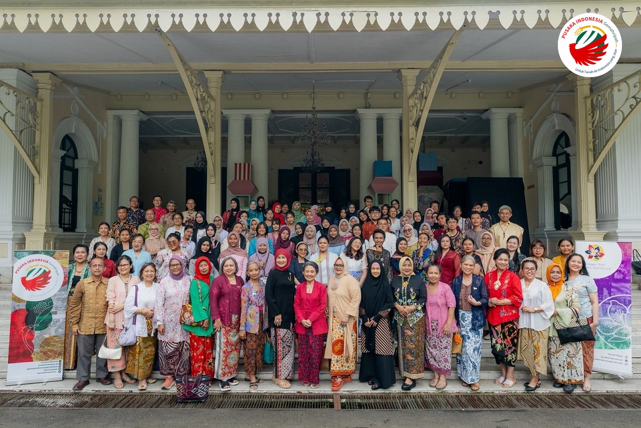 Para peserta Workshop Wastra Pusaka Indonesia, dengan kontum kebaya dan batik di Jakarta