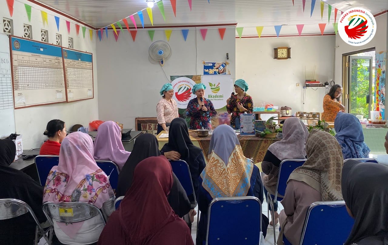 Suasana demo meramu jamu Kader Pusaka Indonesia di Puskemas Pondok Makmur Tangerang