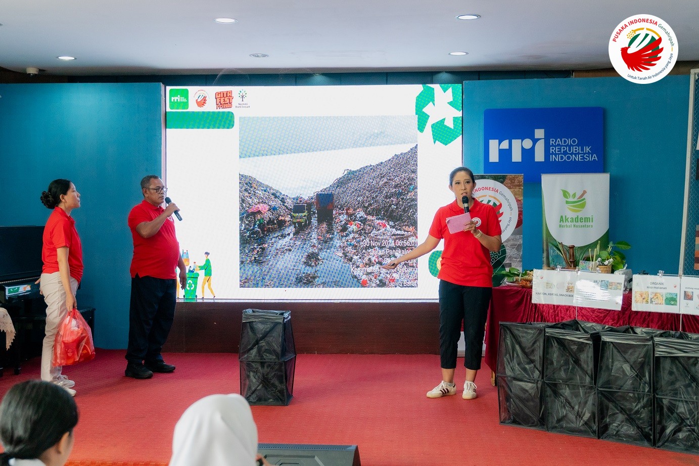 Tim Akademi Bumi Lestari Pusaka Indonesia sedang menyampaikan demo pilah sampah di acara Gita Fest RRI