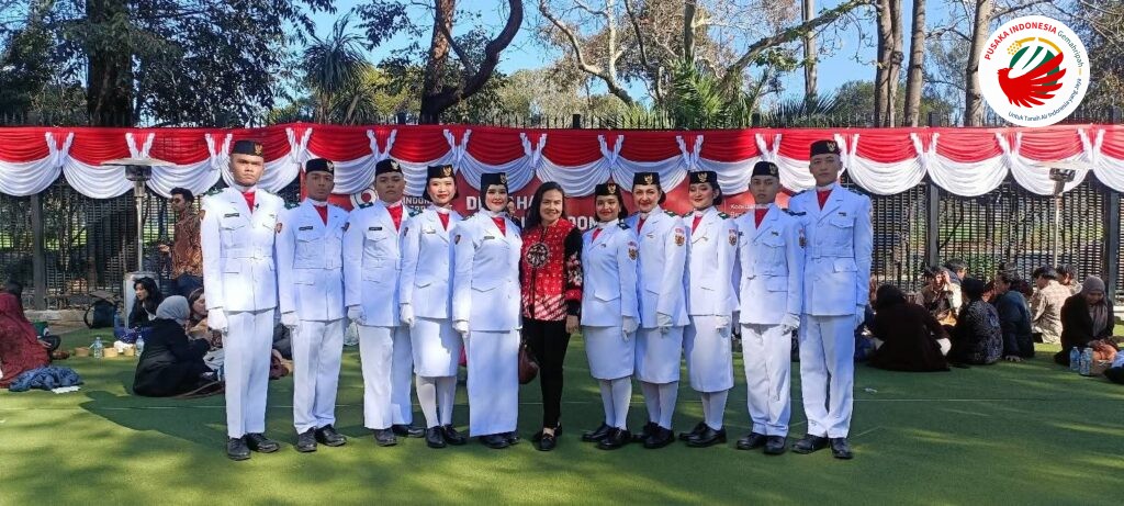 Berfoto bersama Paskibra