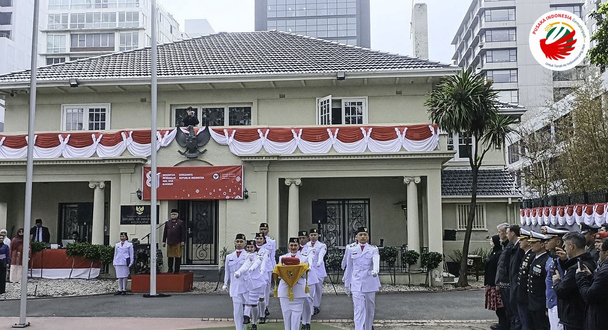 Suasana upacara pengibaran bendera merah putih di kantor KJRI Melbourne