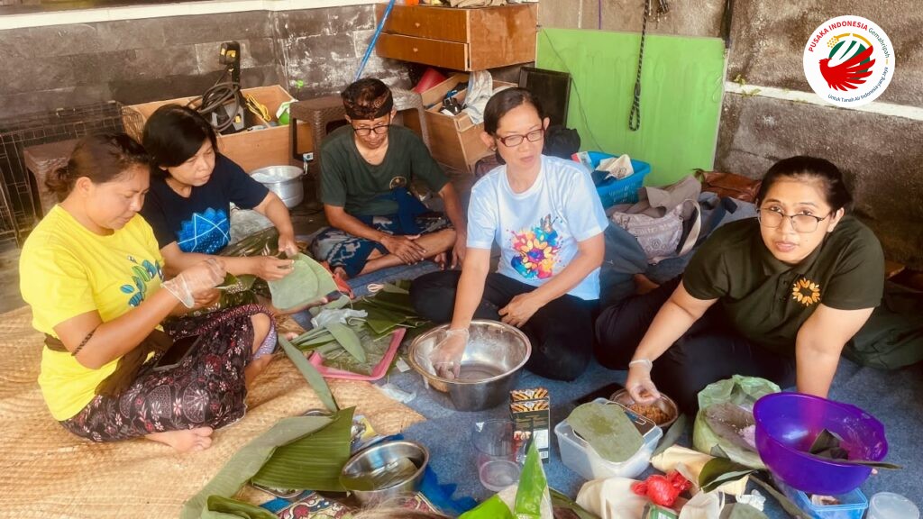 Kader Pusaka Indonesia wilayah Bali sedang praktik membuat jaje abug awug dari sorghum campur singkong