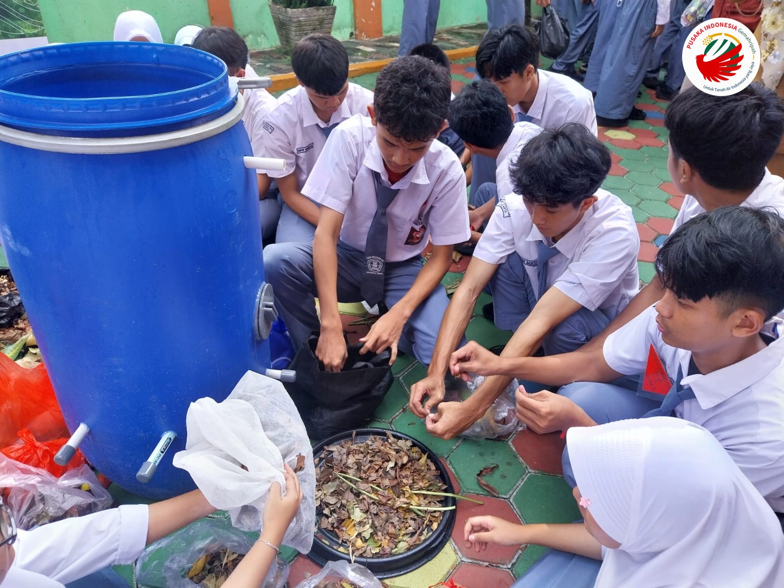 Siswa SMAN 44 Jakarta Timur Belajar Memilah Sampah Bersama Kader Pusaka Indonesia