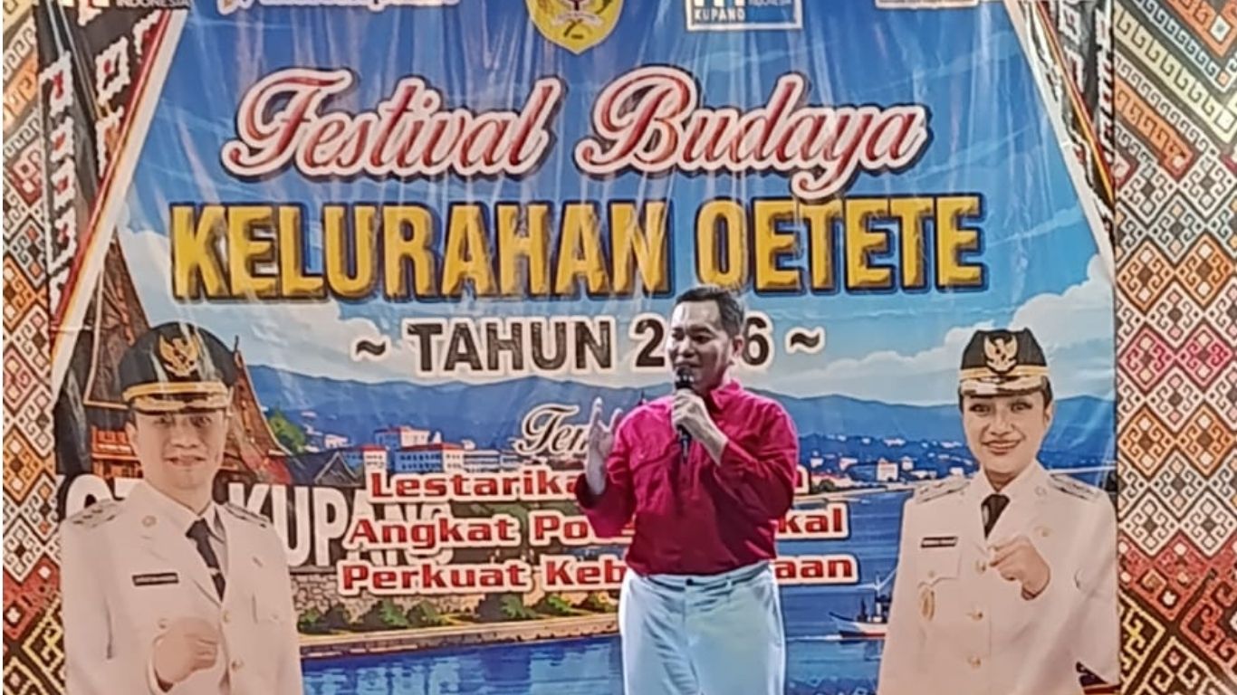 Ketua Umum Pusaka Indonesia Gemaripah, Setyo Hajar Dewantoro saat berorasi kebangsaan terkait nilai nilai Pancasila di Festival Budaya Keluraham Oetete Kota Kupang bekerjasama dengan RRI Kupang di Halaman RRI Kupang, Jumat, 23 Oktober 2026. (Foto. Ans Netu/RRI)