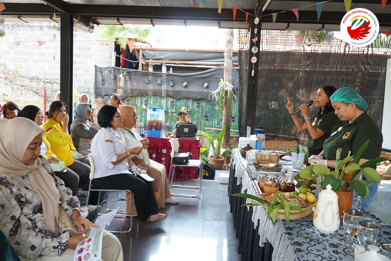 AHN Pusaka Indonesia memberikan materi dan demo meracik jamu untuk anggota PKK
