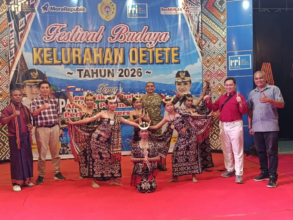 Foto Bersama Bersama Penari NTT di Festival Budaya 2026 Kelurahan Oetete Kota Kupang. ( Foto. Ans Netu/RRI)