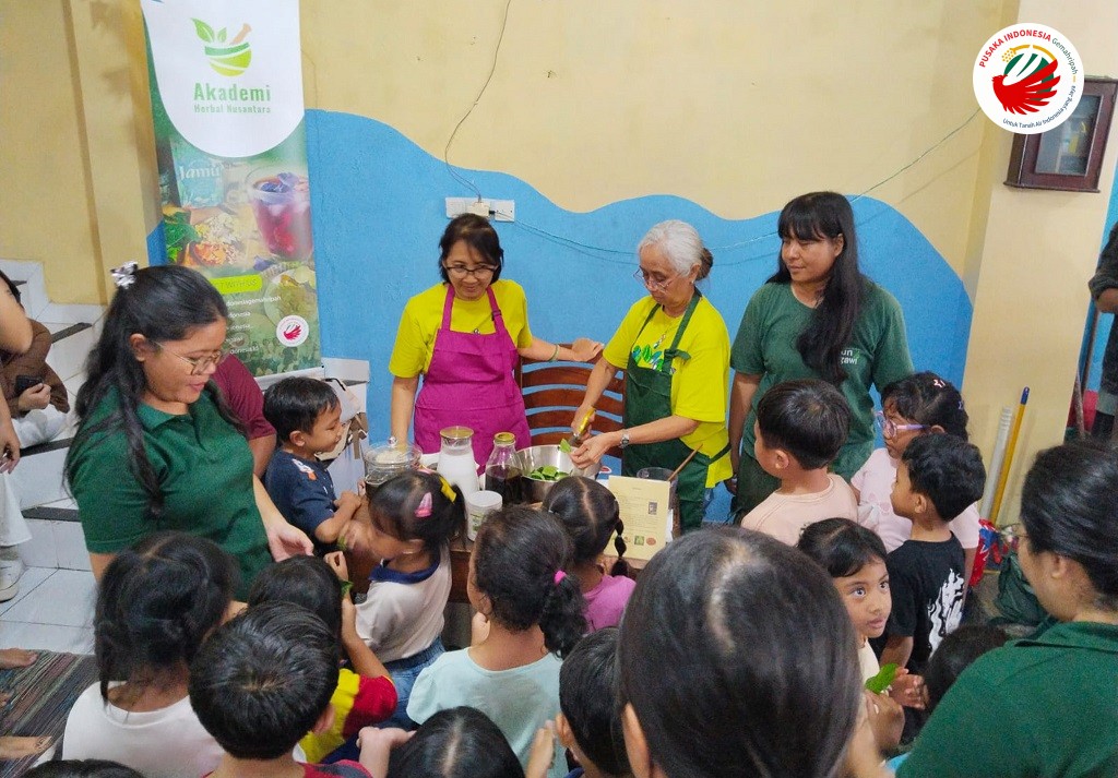 Kegiatan belajar di Rumah Baca AIUEO Bali
