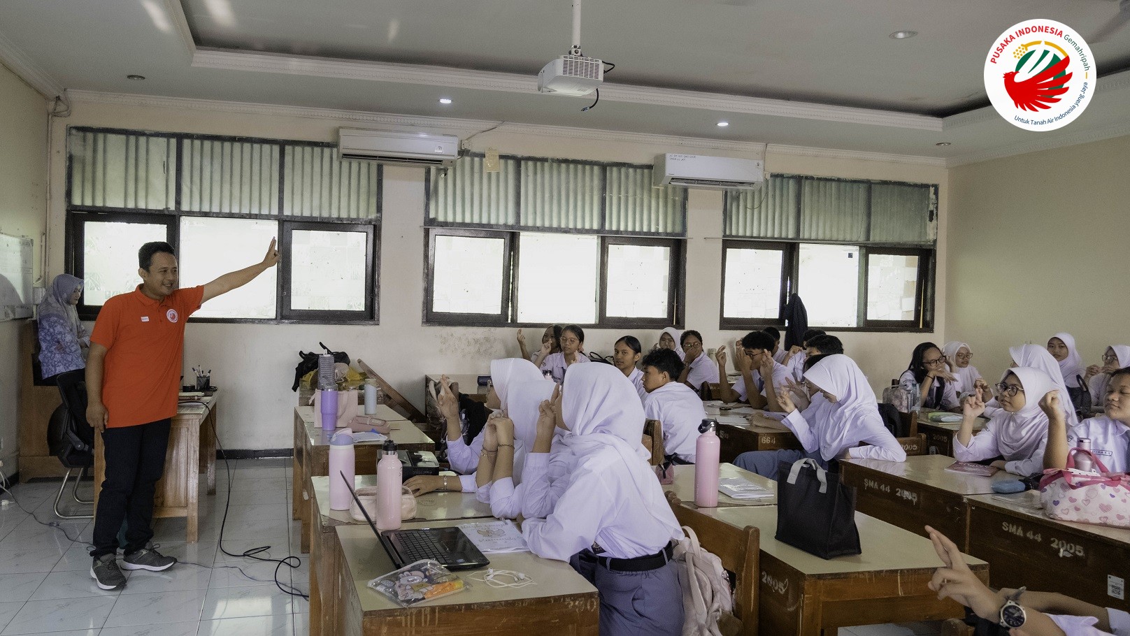 Pusaka Indonesia memberikan materi korikuler pengelolaan sampah di SMAN 44 Jakarta Timur