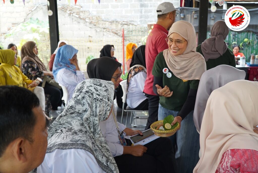 Tim AHN memperlihatkan bahan herbal kepada peserta demo jamu