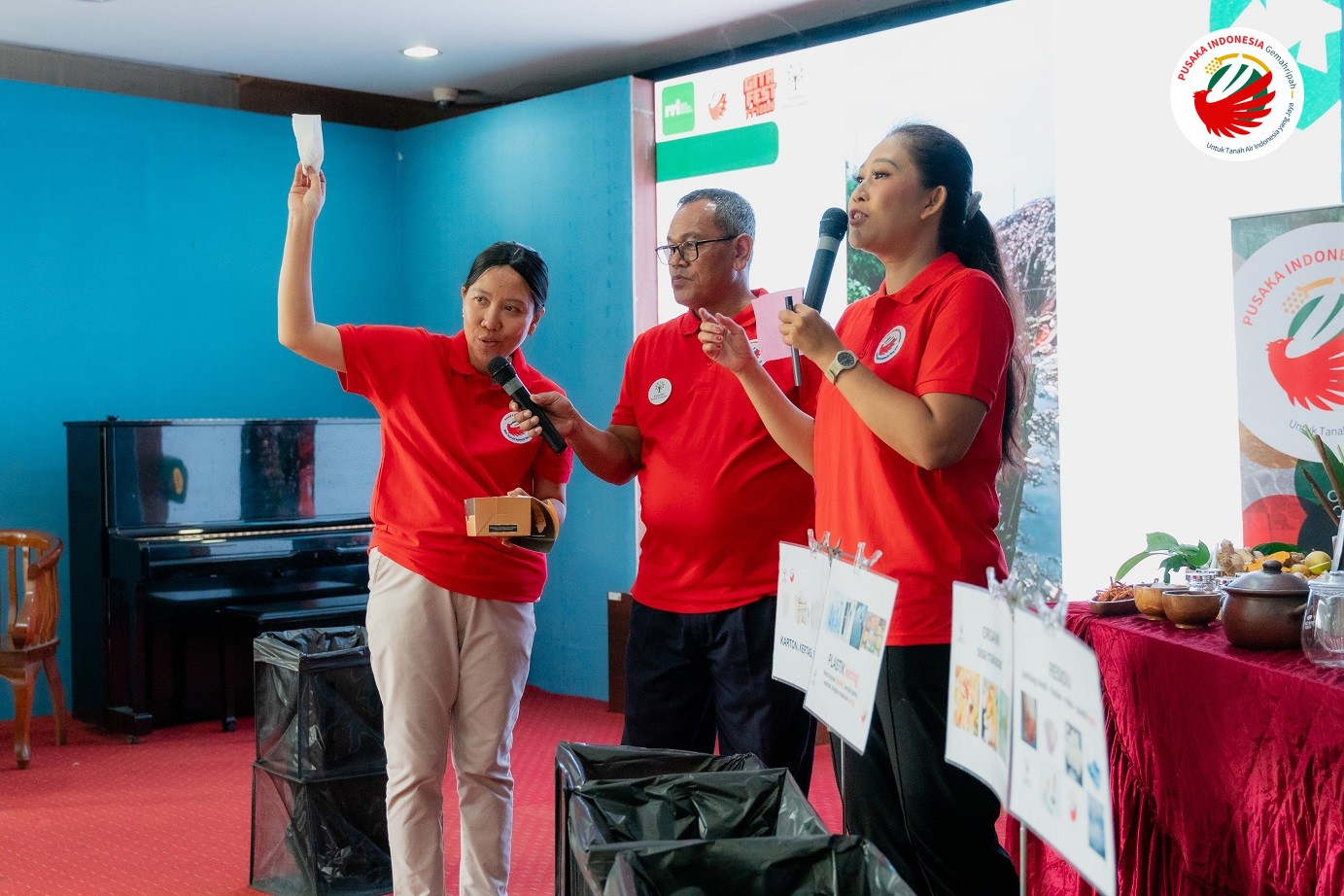 Tim Akademi Bumi Lestari Pusaka Indonesia memberikan edukasi pilah sampah